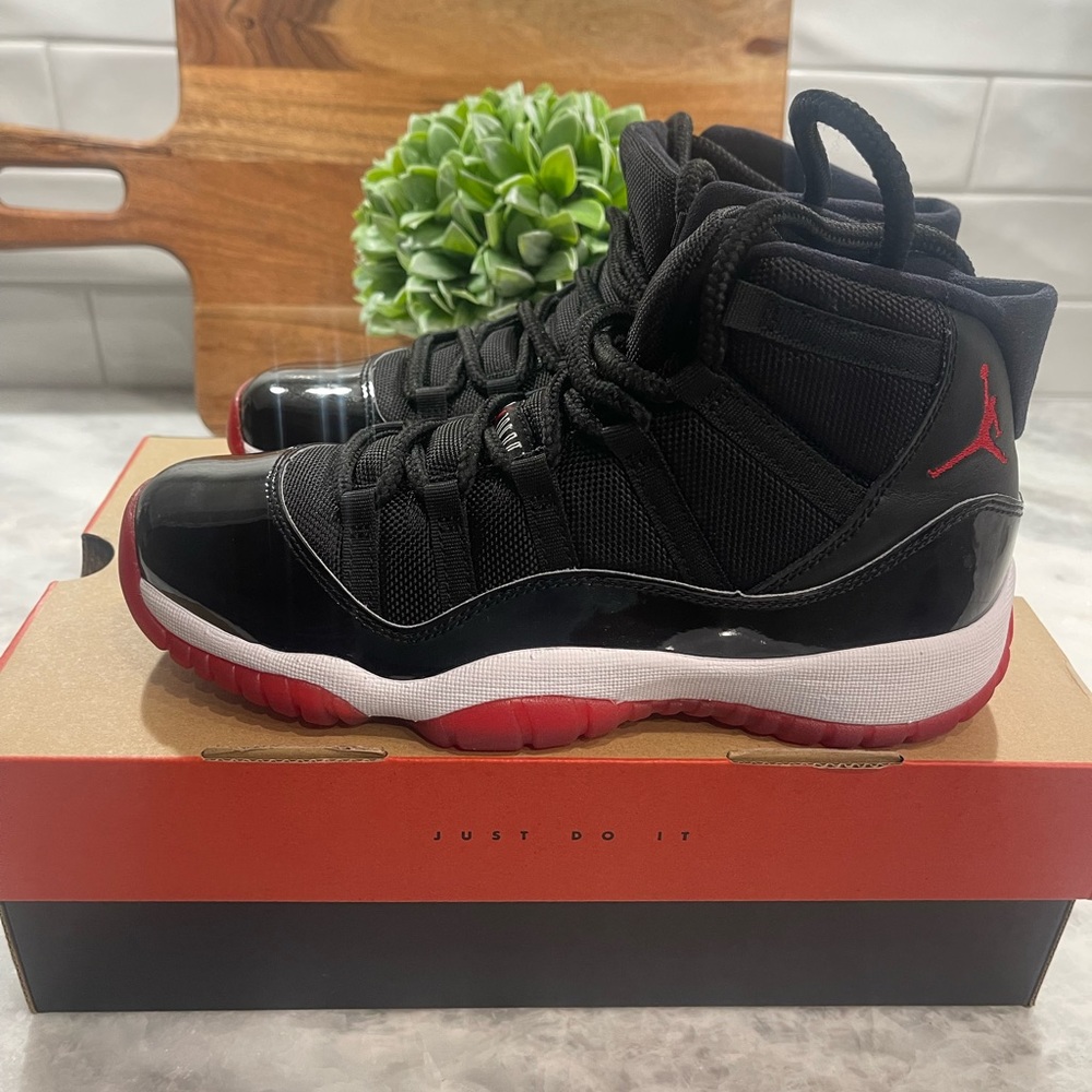 Air Jordan Retro 11 in black and red. Like new condition